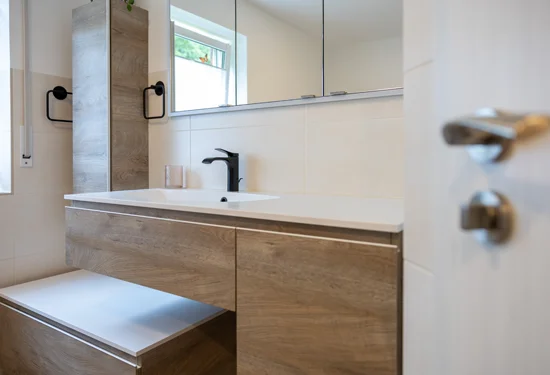 Einbauspiegelschrank und Waschbecken