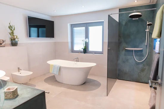 elegantes Bad mit Badewanne, Walk In Dusche, WC, Bidet