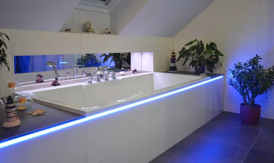 Rechteckbadewanne mit LED-Beleuchtung