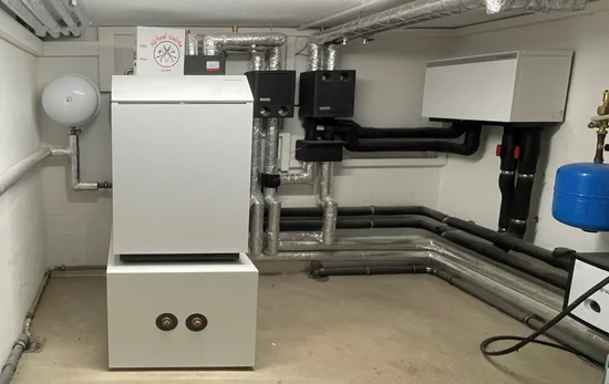 Solewärmepumpe mit Energiespeicher und passiver Kühlung im Keller