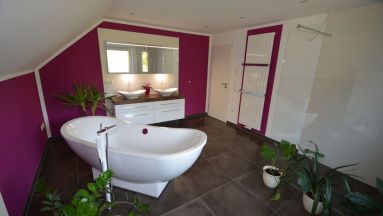 Bad mit freistehender Badewanne, Doppelwaschtisch, Walk In Dusche und Design-Badheizkörper