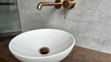 Keramischer Aufsatzwaschtisch und Wandarmatur