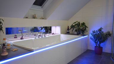 Rechteckbadewanne mit Ablagen, Nische und LED-Beleuchtung