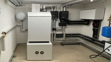 Solewärmepumpe mit Energiespeicher und passiver Kühlung