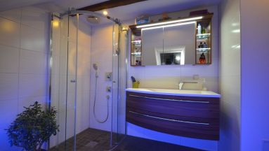 Viertelkreisdusche, Badmöbelanlage mit Spiegelschrank, LED-Beleuchtung