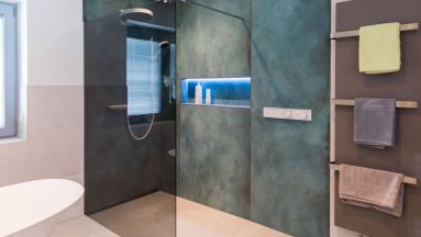 Walk In Dusche mit Ablagefach und weißer Unterputzarmaturen, Badheizkörper